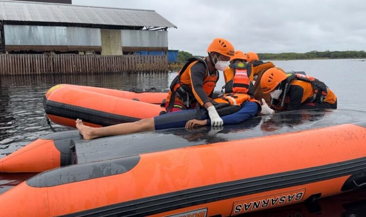 Personel Basarnas Palangka Raya, saat melakukan latihan SAR beregu air.