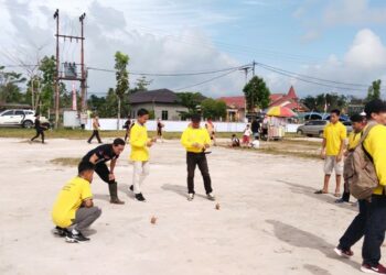 PERTANDINGAN: Pertandingan Habayang sedang berlangsung kedua tim di stadion mini Kurun, Senin (19/6).