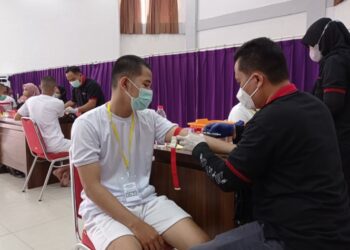 Teks Poto: Peserta pada saat dilakukan pengambilan sampel darah.