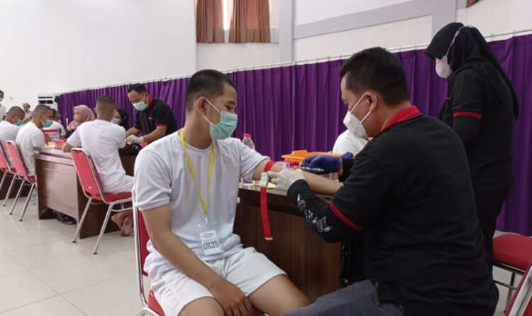 Teks Poto: Peserta pada saat dilakukan pengambilan sampel darah.