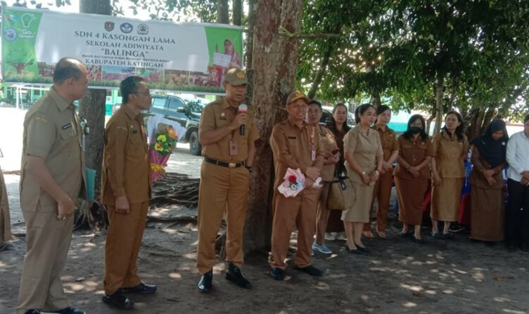 Sekda Katingan Pransang ketika mempersiapkan kedatangan tim penilai, Minggu (18/6/2023)