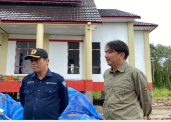 Keterangan Foto: Sekdin PUPR Ferdinand Yacob Vella bersama Kabid Cipta Karya Micky Prasetya saat meninjau pembangunan Kantor Kecamatan Pandih Batu.