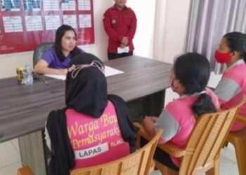 Teks Poto: Tiga WBP, pada saat mengikuti kegiatan konseling psikologi.