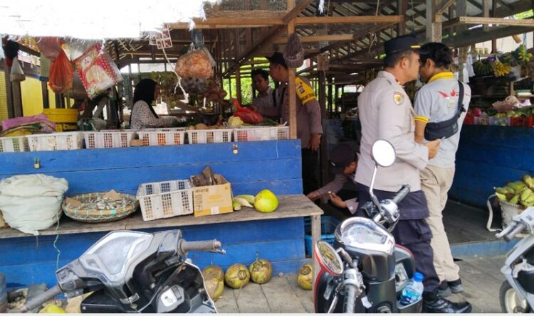 Tim satgas pangan ketika melakukan pemeriksaan di pasar, Jumat (30/6/2023)