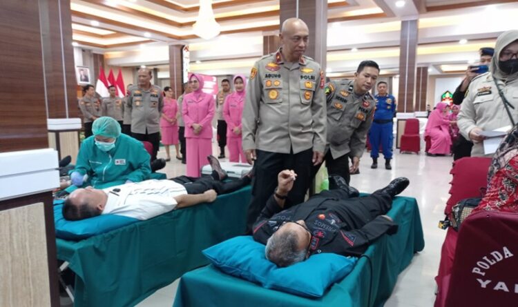 Teks Poto: Wakapolda Kalteng, Brigjen Pol Mohamad Agung Budijono, saat meninjau pelaksanaan donor darah.