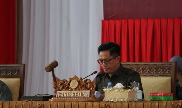 Wakil Ketua I DPRD Kabupaten Seruyan, H. Bambang Yantoko memimpin jalannya Rapat Paripurna