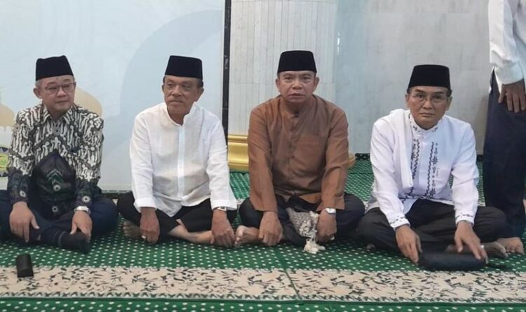Keterangan : Wakil Ketua I DPRD Kalteng, Abdul Razak (Dua dari kiri). (ist)