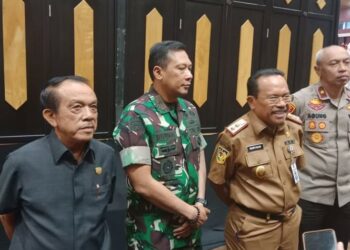 Keterangan : Wakil Ketua I DPRD Kalteng Abdul Razak (Jas Hitam) saat setelah mengikuti rapat di lingkungan Pemprov Kalteng. (Ist)