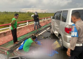 kondisi lakalantas di Jembatan Tumbang Nusa, tampak petugas Satlantas dibantu warga melakukan evakuasi korban laka.