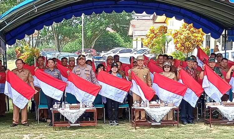Ribuan Bendera ke 12 Kecamatan dan Desa Diserahkan Pemkab Gumas