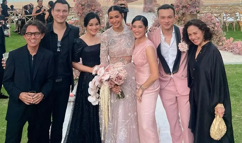 Kompak Pakai Outfit Black-Pink, Geng ‘AADC’ Tampil Memukau di Pesta Pernikahan Ardinia Wirasti