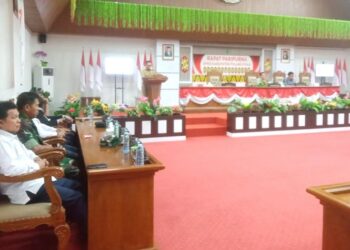 Sekretaris Daerah (Sekda) Tony Harisinta membacakan pidato Pengantar Raperda LKPj pada rapat paripurna dewan di Gedung DPRD Kabupaten Pulang Pisau, Senin (5/6/2023).