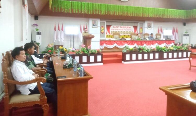 Sekretaris Daerah (Sekda) Tony Harisinta membacakan pidato Pengantar Raperda LKPj pada rapat paripurna dewan di Gedung DPRD Kabupaten Pulang Pisau, Senin (5/6/2023).