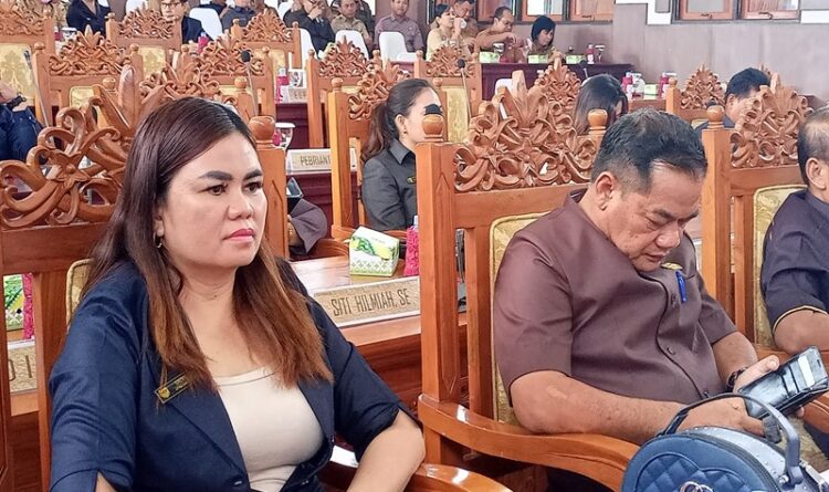 Anggota DPRD Gumas Dewi Sari bersama koleganya sedang ikuti rapat paripurna di kantor dewan setempat, belum lama ini.