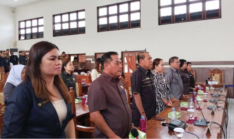 Anggota DPRD Gumas Dewi Sari ketika sedang serius mengikuti rapat di ruang sidang paripurna, belum lama ini.