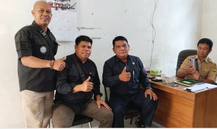 WAWANCARA : Anggota DPRD Gumas H Rahmansyah sedang ditemui awak media di ruang sekretarian dewan setempat, Selasa (4/7).