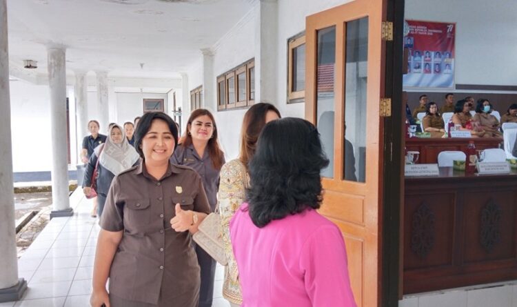 Anggota DPRD Gumas Iceu Purnamasari saat sedang menuju ruang rapat paripurna di gedung dewan, Selasa (11/7).