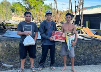 Foto: Anggota DPRD Mura, Akhirudin (tengah) saat memberikan bantuan sembako warga yang rumahnya terdampak kebakaran