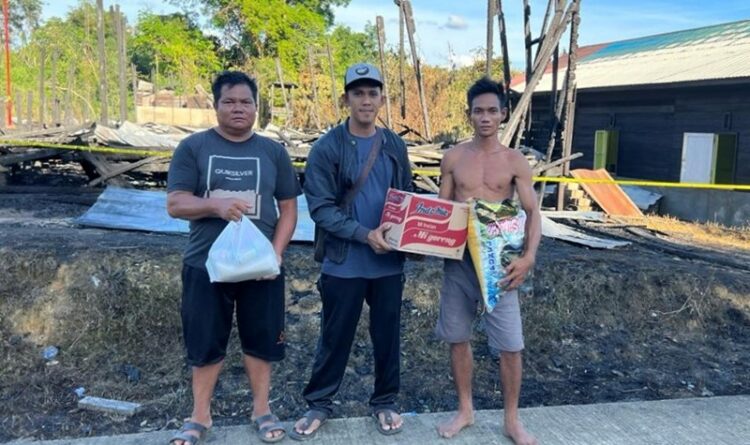 Foto: Anggota DPRD Mura, Akhirudin (tengah) saat memberikan bantuan sembako warga yang rumahnya terdampak kebakaran