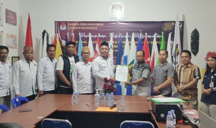 Ket foto:DPC PKB Kabupaten Kapuas mengantar berkas dokumen perbaikan Bacaleg DPRD Kabupaten Kapuas untuk dilakukan verifikasi oleh KPU Kapuas.