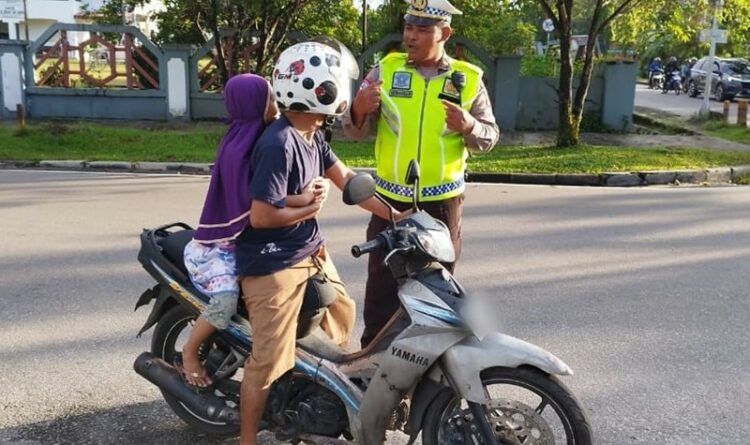 Foto Personel Satlantas Polresta Palangka Raya, pada saat memberikan teguran secara humanis kepada pengendara sepeda motor.