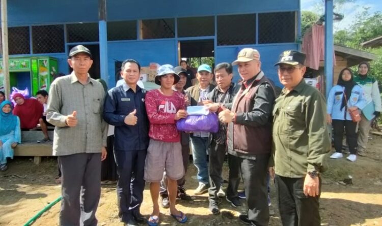 Foto: Jajaran DPRD Mura saat memberikan bantuan kepada perwakilan korban kebakaran di Desa Tumbang Bondang