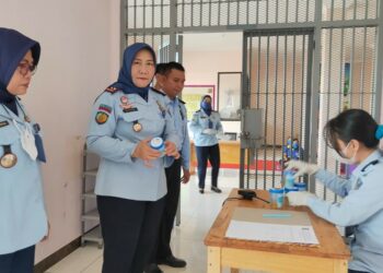 Kalapas Perempuan Kelas IIA Palangka Raya Sri Astiana, saat mengikuti kegiatan tes urin.
