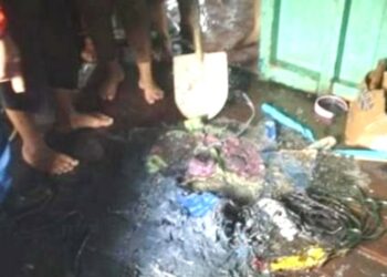 Lantai Kamar Terbakar, Bikin Geger Warga Pendahara