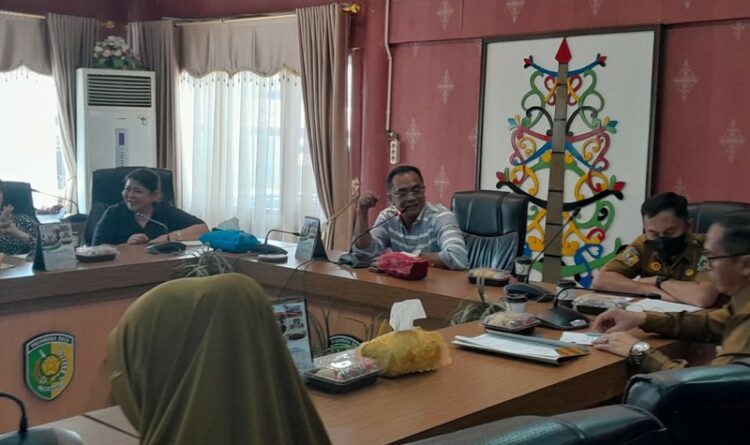 Teks Poto: Ketua Banmus DPRD Kota Palangka Raya, Sigit K Yunianto, pada saat memimpin rapat.