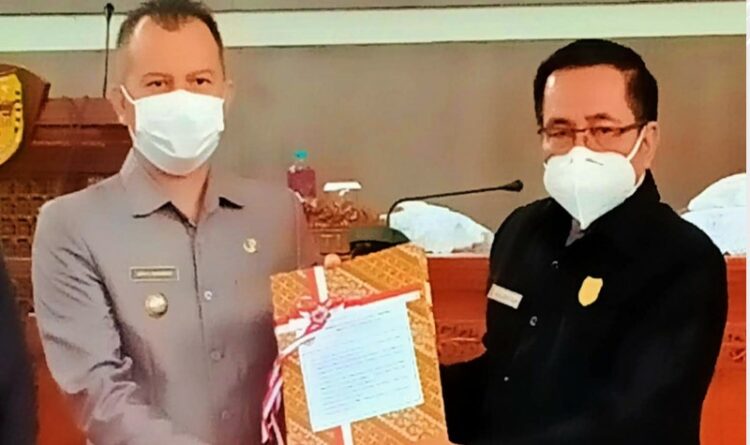 Foto : Ketua DPRD Gumas Akerman Sahidar saat menerima laporan dari dari Bupati Gumas Jaya S Monong di kantor dewan setempat, belum lama ini.