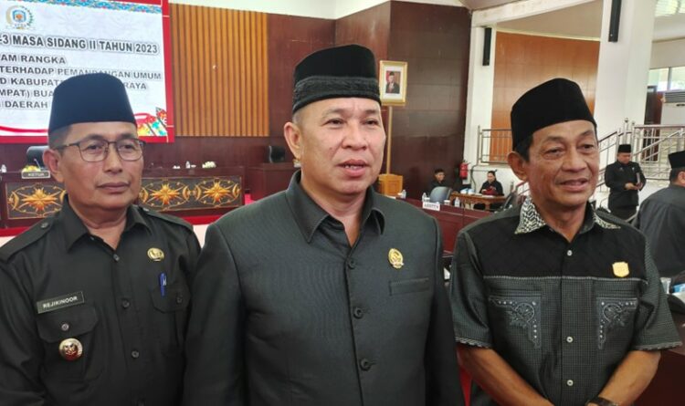 Foto: Ketua DPRD Mura, Dr. Doni, SP, M.Si (tengah) saat diwawancarai memberikan himbauan tertib berlalulintas