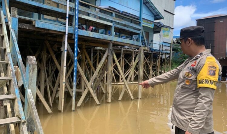 Pemeriksaan debit sungai Katingan di wilayah hulu, Minggu (9/7/2023)