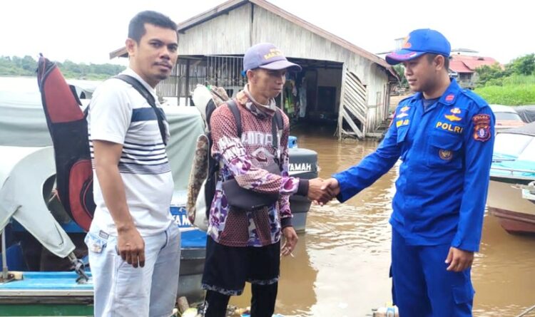 Cegah Ilegal Fishing, Personel KP XVIII- 2001 Ditpolairud Berikan Imbauan Kepada Masyarakat Barito