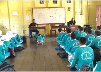Personel Ditpolairud Berikan Materi Pembinaan Karakter Siswa di SMKN 1 Hanaut