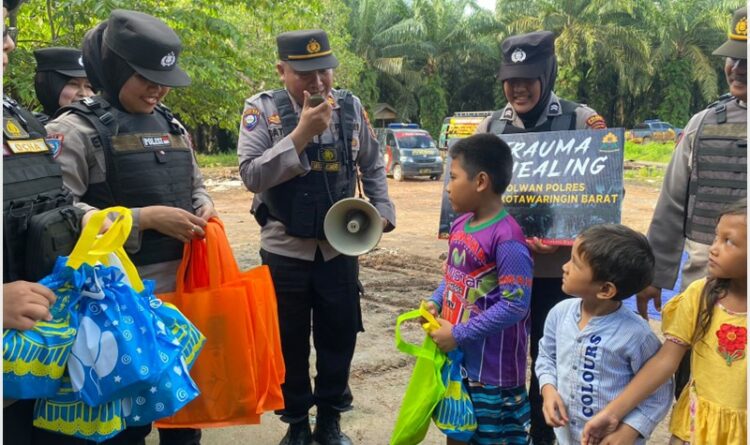Poto: Personel Polres Kotawaringin Barat, pada saat memberikan trauma healing kepada anak-anak dan ibu di PT BJAP.