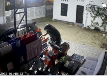 Teks Poto: Tangkapan layar, pada saat pelaku mengambil pakaian dalam korban.