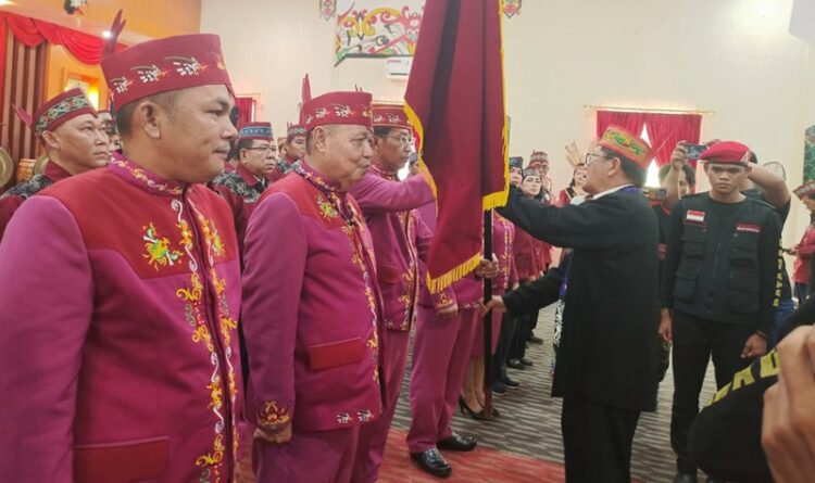 Foto: Terlihat Wakil Ketua I dan Wakil Ketua II DPRD Mura dilantik sebagai pengurus DAD Murung Raya