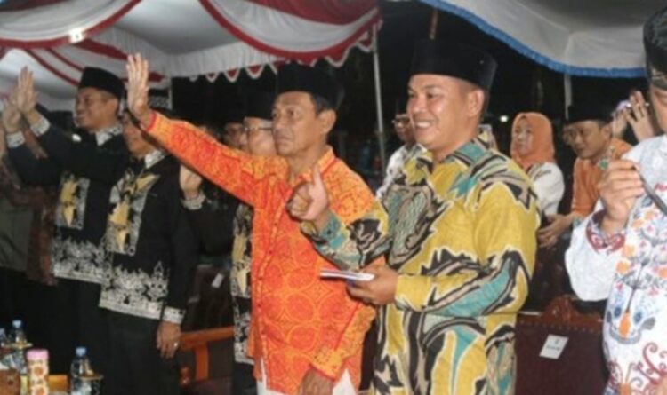 Foto: Wakil ketua I DPRD Murung Raya, Likon SH melambaikan tangan dan Wakil Ketua II DPRD Mura, Rahmanto Muhidin memberikan jempol pada saat pembukaan STQ ke XI tingkat Kabupaten Mura