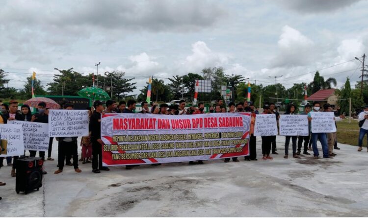 SUARAKAN: Warga Desa Sabaung ketika melakukan unjuk rasa di depan halaman kantor Kejaksaan Negeri Katingan, Kamis (13/7/2023)