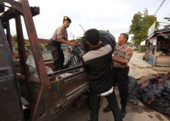 Mitigasi Bencana, Warga dan Polisi Bersih-bersih di Bantaran Sungai Kahayan Palangka Raya