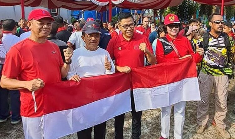 Wakil Ketua DPRD H. Abdul Razak Hadiri Gerakan Pembagian Bendera Merah Putih