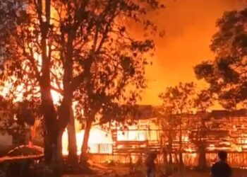 Puluhan Rumah Kayu di Flamboyan Bawah Hangus Terbakar