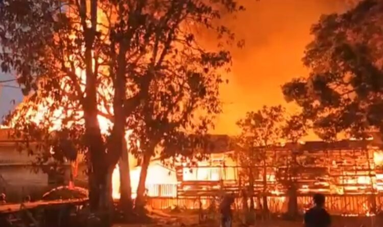 Puluhan Rumah Kayu di Flamboyan Bawah Hangus Terbakar