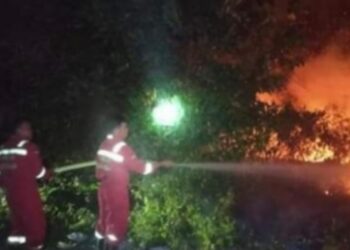 Lahan Tiba-tiba Terbakar, Petugas Berjibaku Lakukan Pemadaman