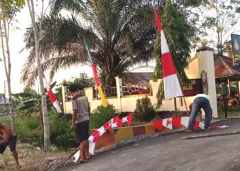 Polsek Rakumpit Semarakkan Bulan Agustus Dengan Pemasangan Umbul - Umbul