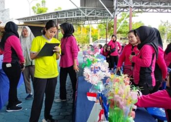 Lomba Merangkai Bunga Bhayangkari Kapuas Berlangsung Seru