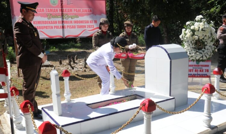 Bupati Pulang Pisau Pudjirustaty Narang bersama Forkopimda ziarah ke TMP HM Sanusi di Kelurahan Bereng, Kamis (17/8/2023)
