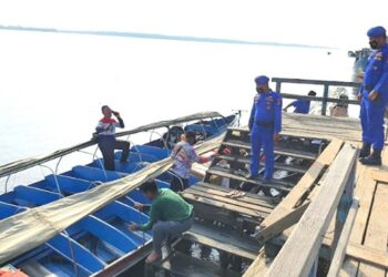 Cuaca Pancaroba, Personel Ditpolairud Polda Kalteng Imbau Penyedia Jasa Angkutan Air Lebih Waspada