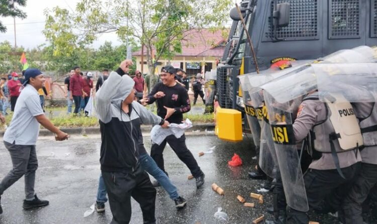 Ratusan Massa 'Geruduk' Kantor KPU Gumas, Namun Dihadang Polisi