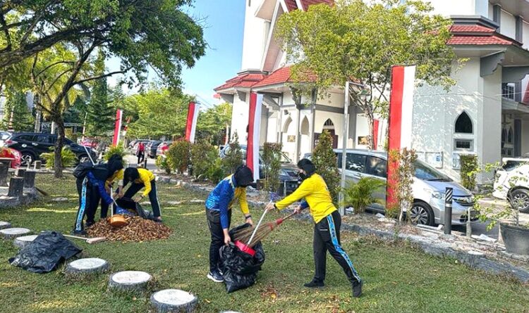 Polwan Polda Kalteng Bersih-bersih di Rumah Ibadah